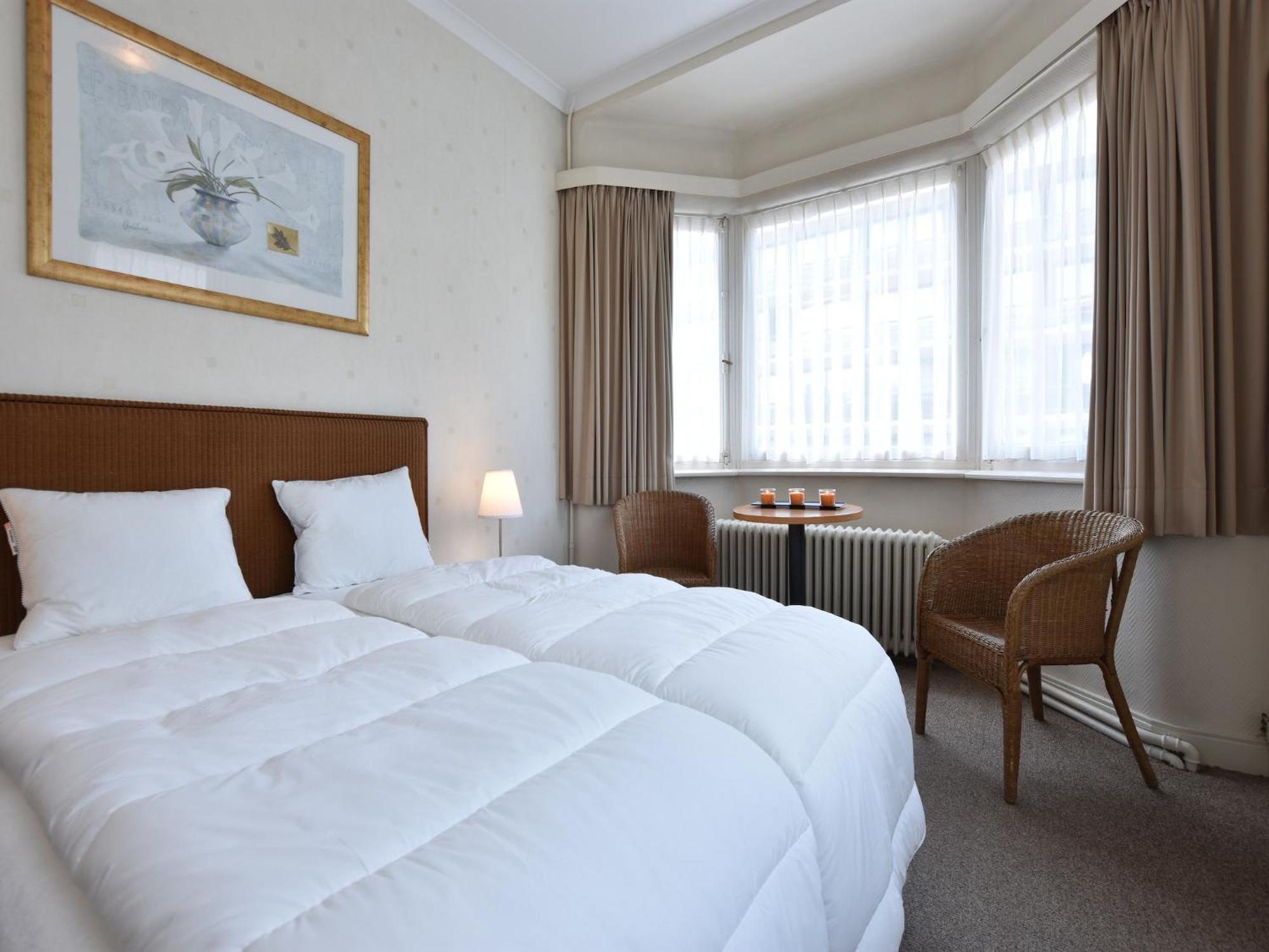 Former Hotel In The Centre And At 50 Metres From The Beach In Panne 德帕内 外观 照片