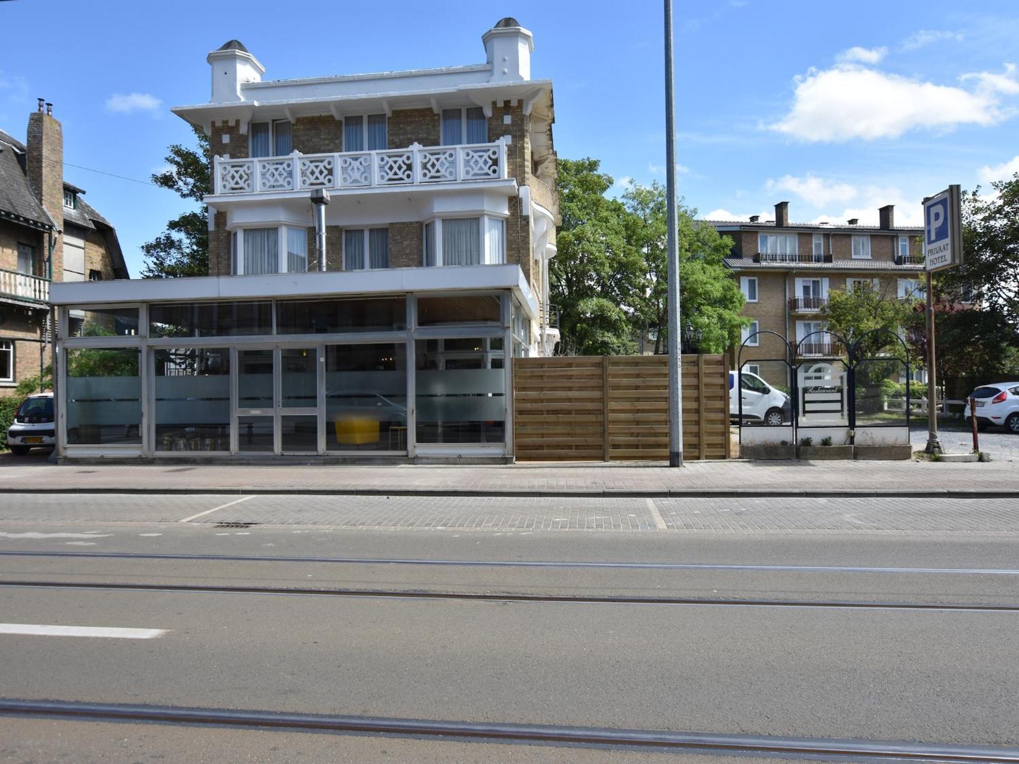 Former Hotel In The Centre And At 50 Metres From The Beach In Panne 德帕内 外观 照片