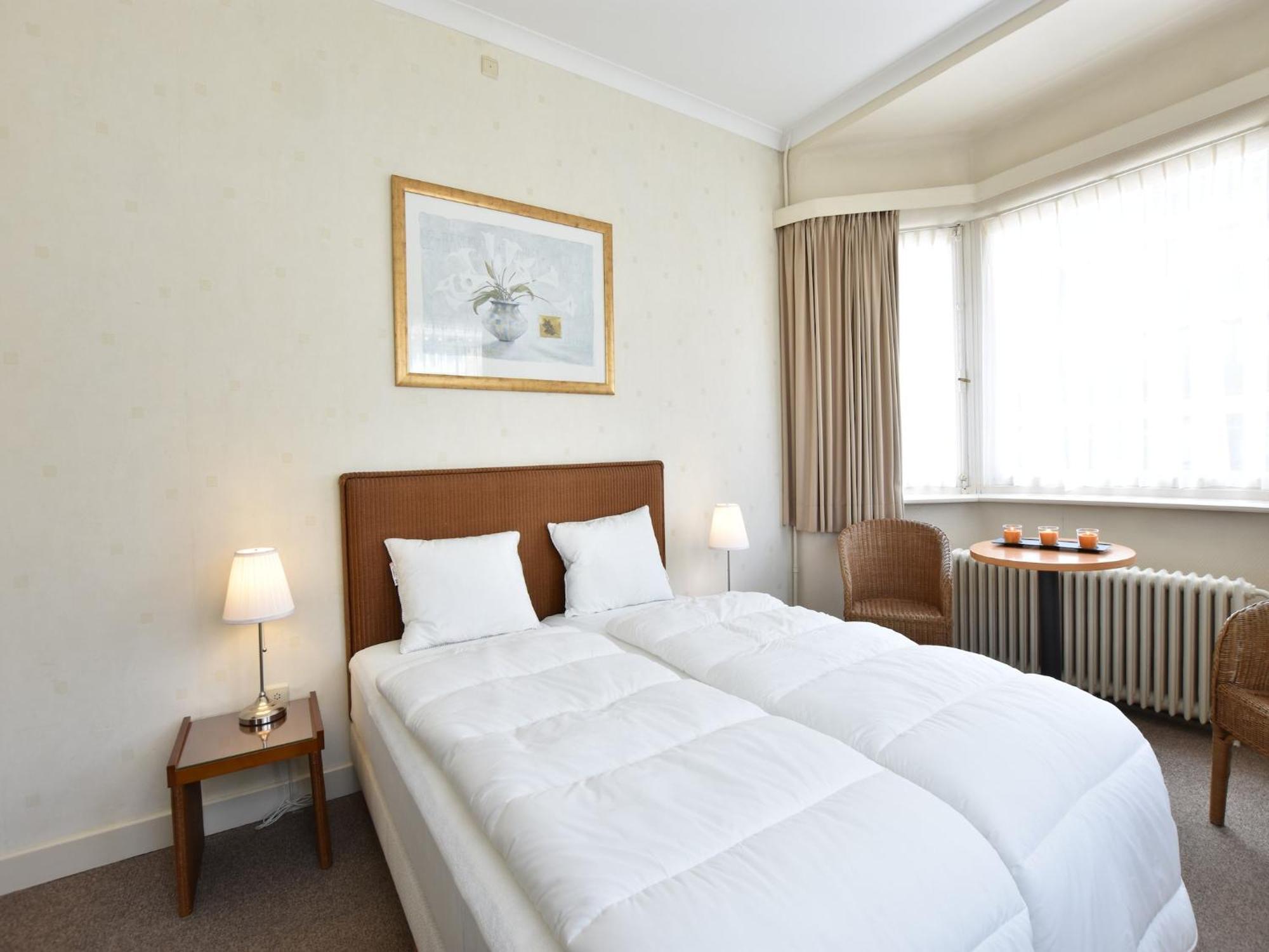 Former Hotel In The Centre And At 50 Metres From The Beach In Panne 德帕内 外观 照片